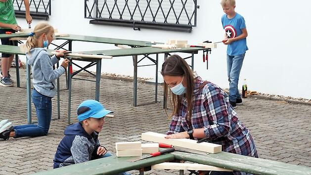 2020 musste auch das Ferienprogramm der Gemeinde Strullendorf unter Corona-Bedingungen stattfinden. Lisa B&uuml;ttel und ihre Mitstreiter von der SG Ro&szlig;dorf bastelten mit Jugendlichen ein "Wikingerschach". Foto: asp