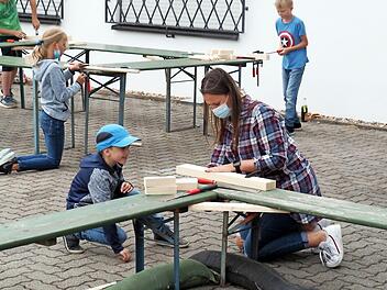 2020 musste auch das Ferienprogramm der Gemeinde Strullendorf unter Corona-Bedingungen stattfinden. Lisa Büttel und ihre Mitstreiter von der SG Roßdorf bastelten mit Jugendlichen ein "Wikingerschach". Foto: asp