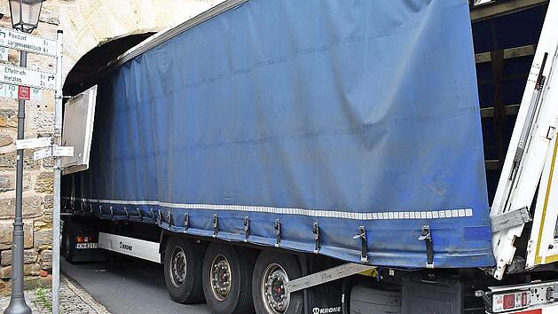 Am 1. Juli vergangenen Jahres blieb der Sattelzug im Forchheimer Tor stecken.