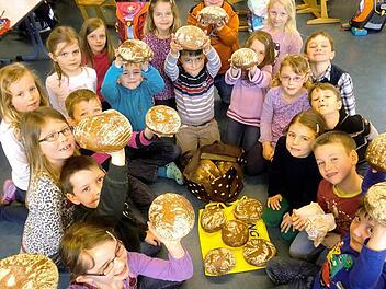 Stolz zeigen die Adelsdorfer Schüler ihr Solibrot.  Foto: p