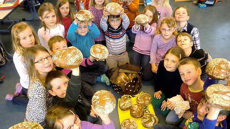 Stolz zeigen die Adelsdorfer Schüler ihr Solibrot.  Foto: p