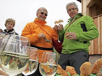 Konrad und Birgit Wehner aus Zahlbach lassen sich den Hammelburger Wein munden. Fotos: Markus Reeh