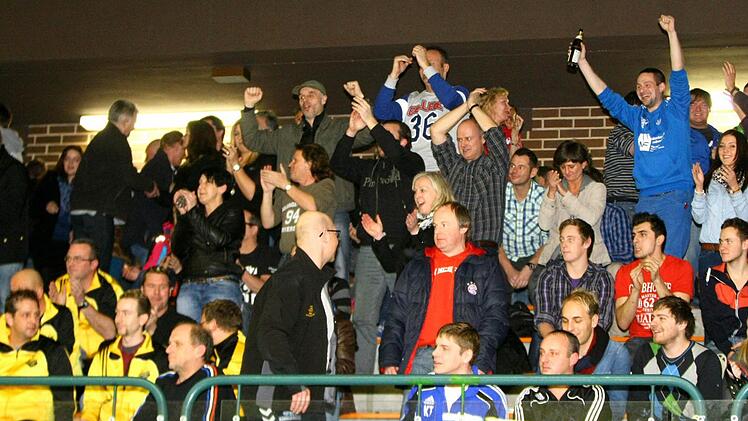 ... auf den Zuschauerrängen.