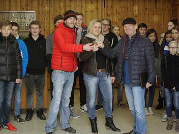Bürgermeister Karlheinz Kickuth (r.) übergibt den Jugendraum-Schlüssel an (v. l.) Tobias Meierl und Christine Neeb-Wittmann.  Foto: Winfried Ehling