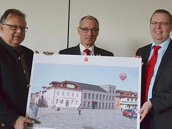 Martin Stingl, Roland Vogel und Wolfgang Lohmann (von links): zeigen eine Fotomontage, zum künftigen Sparkassengebäude am Marktplatz. (Foto: Rainer Lutz)