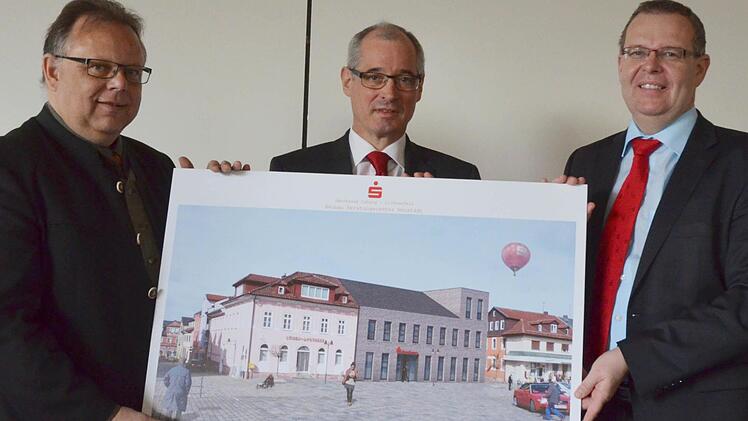 Martin Stingl, Roland Vogel und Wolfgang Lohmann (von links): zeigen eine Fotomontage, zum künftigen Sparkassengebäude am Marktplatz. (Foto: Rainer Lutz)