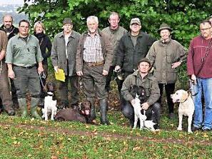 13 Jäger absolvierten mit ihren Jagdhunden die Brauchbarkeitsprüfung der Kreisgruppe Haßfurt des Bayerischen Landesjagdverbandes.  Fotos: Ulrike Langer