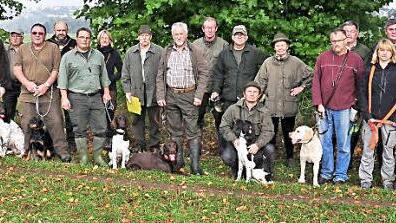 13 Jäger absolvierten mit ihren Jagdhunden die Brauchbarkeitsprüfung der Kreisgruppe Haßfurt des Bayerischen Landesjagdverbandes.  Fotos: Ulrike Langer