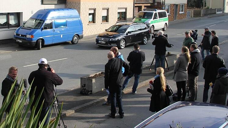Der Medienrummel am Tag der Pressekonferenz nahm seinen Anfang schon in den Morgenstunden.  Foto: Peter Groscurth