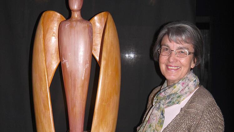 Elisabeth Flueler-Tomamichel und ihr Engel. Aus dieser Vorlage (Draht, Schichtpapier und Modelliermasse) ließ sie eine Bronzeskulptur für das Grab ihres verstorbenen Mannes fertigen. Foto: Berthold Köhler