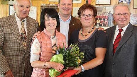 Lothar Semmelroch (links) ist seit einem halben Jahrhundert Kassierer bei der SPD Kauernburg, seine Frau Elfriede (rechts daneben) genauso lange Mitglied. Ortsvereinsvorsitzender Ingo Lehmann, die neue Kassiererin Carola Eichner und Distriktsvorsitzender Jürgen Kohlberger (nach rechts) nahmen die Ehrung vor. Foto: Sonny Adam
