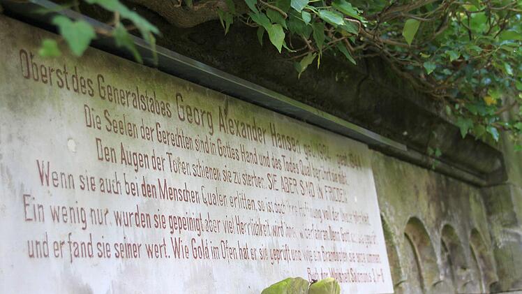 Eine Inschrift auf dem Coburger Friedhof erinnert an den furchtlosen Widerstandskämpfer. Fotos: Nelly Ritz