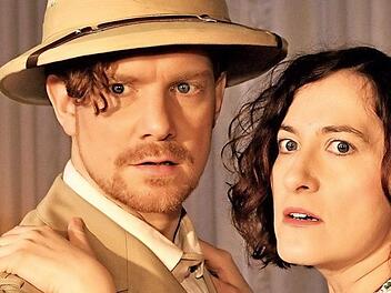 Cecilia (Heidi Lehnert) trifft ihren Schwarm, die Filmfigur Tom Baxter (Benjamin Bochmann, der auch Gil Shepherd spielt).  Foto: Siamak Parsa