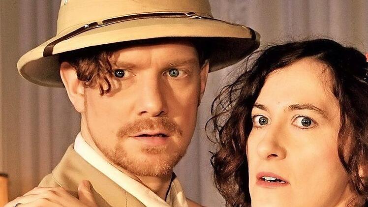 Cecilia (Heidi Lehnert) trifft ihren Schwarm, die Filmfigur Tom Baxter (Benjamin Bochmann, der auch Gil Shepherd spielt).  Foto: Siamak Parsa