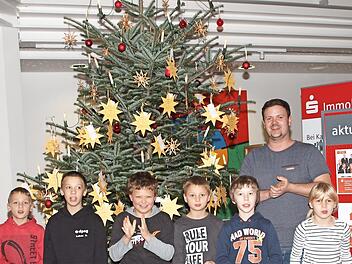 Mit einer kleinen Feier im Foyer der Sparkasse, die Jugendliche vom Hort St. Martin mit einigen Liedern umrahmten, wurde die Hilfsaktion "Weihnachten für andere" unter dem Motto "Pflücken Sie einen Wunschstern vom Weihnachtsbaum" eröffnet. Foto: Alfred Thieret