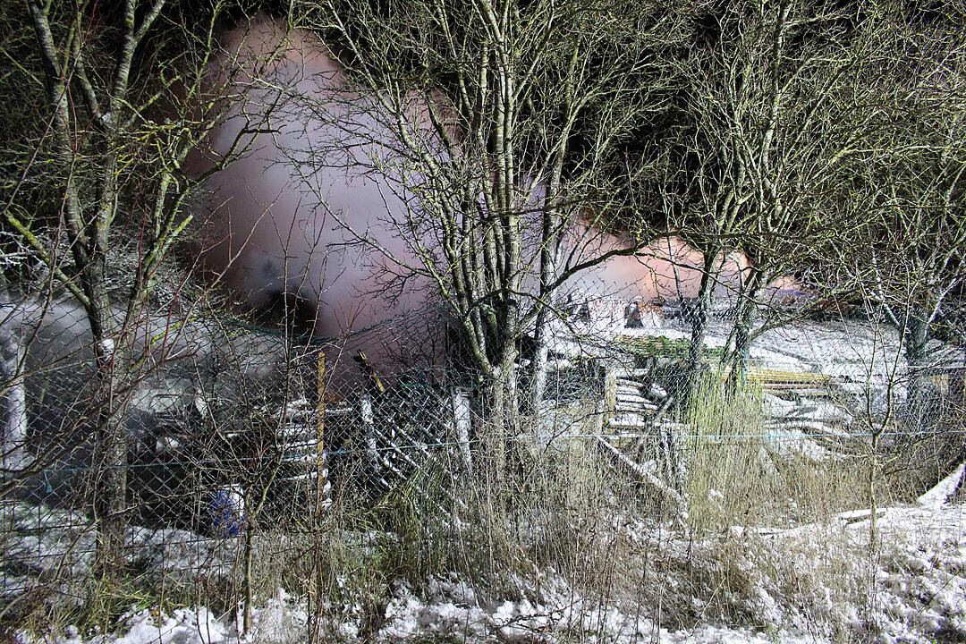 Tragödie in Mittelfranken: 56-Jähriger und seine zwei Hunde sterben bei Feuer in Gartenlaube