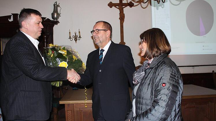 Zweiter Bürgermeister Hans Josef Stich (links) zählte zu den ersten Gratulanten. Kohmanns Frau Rita bekam Blumen.  Foto: Popp