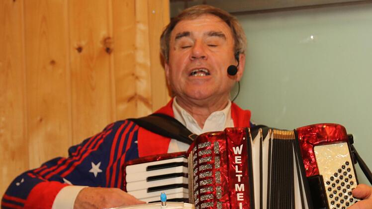Der Conférencier und Musiker Wilfried Steinert schaffte es, schnell  Faschingsstimmung in die Halle zu bringen. Foto: Michael Stelzner