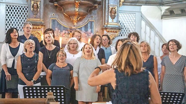 Zu einer außergewöhnlichen Kirchenführung luden der Chor Cantica Nova unter der Leitung von Monika Schilkowski anlässlich des 200. Jubiläums der Michelauer Johanneskirche ein.  Fotos: Klaus Gagel