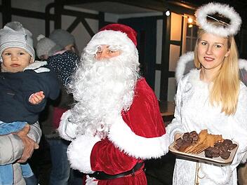 Der Nikolaus (Wolfgang Gehringer) wird heuer wieder bei "Uetzing punscht" dabei sein. Das Christkind (Christina Gründel) kommt zwar nicht persönlich, wie im vergangenen Jahr, es wird sich im Himmel aber für die Wünsche der Kinder einsetzen.  Foto: Matthias Einwag