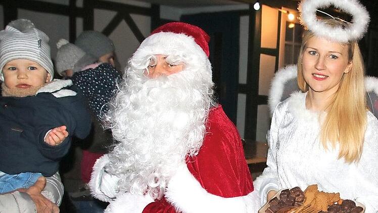 Der Nikolaus (Wolfgang Gehringer) wird heuer wieder bei "Uetzing punscht" dabei sein. Das Christkind (Christina Gründel) kommt zwar nicht persönlich, wie im vergangenen Jahr, es wird sich im Himmel aber für die Wünsche der Kinder einsetzen.  Foto: Matthias Einwag