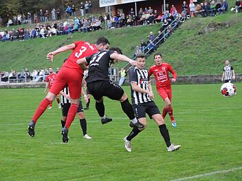 Der wuchtige Kopfball von Fuchsstadts Sebastian Bartel (links) findet nicht den Weg ins Tor, doch der heimische FCF bleibt erfolgreich und schlägt den 1.FC Sand mit 2:0 und feiert die Herbstmeisterschaft. Foto: ssp