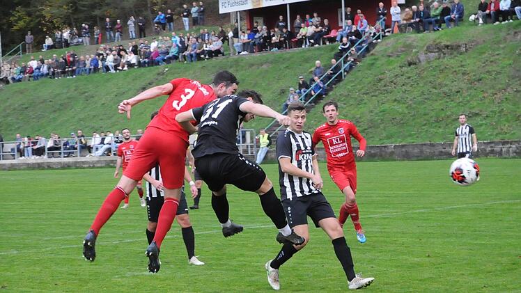 Der wuchtige Kopfball von Fuchsstadts Sebastian Bartel (links) findet nicht den Weg ins Tor, doch der heimische FCF bleibt erfolgreich und schlägt den 1.FC Sand mit 2:0 und feiert die Herbstmeisterschaft. Foto: ssp