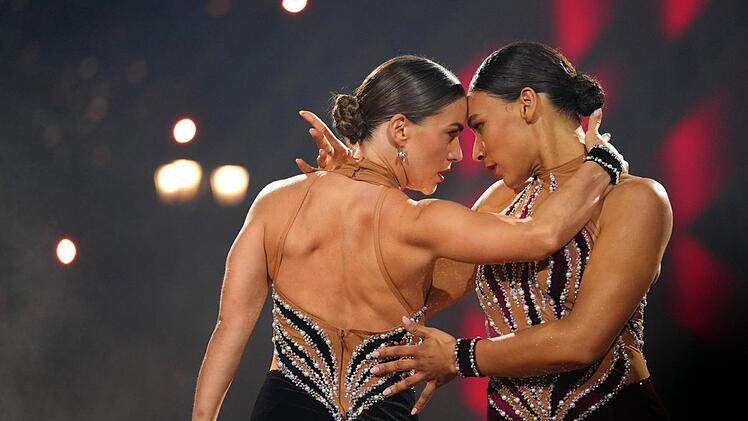 Mit Stuntfrau Marie Mouroum und Renata Lusin führen und folgen zwei starke Frauen beim Tango.