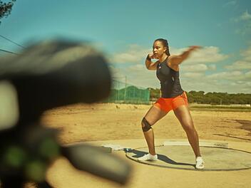 Die ZDF-Reportage "37&deg;: Das Gold ihres Lebens - Kugelsto&szlig;erin Yemisi" begleitet die Athletin unter anderem in ein Trainingscamp in Portugal.