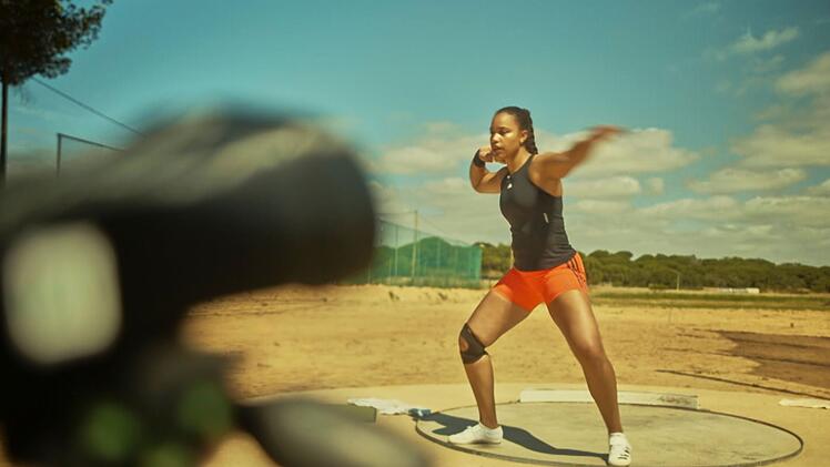 Die ZDF-Reportage "37&deg;: Das Gold ihres Lebens - Kugelsto&szlig;erin Yemisi" begleitet die Athletin unter anderem in ein Trainingscamp in Portugal.