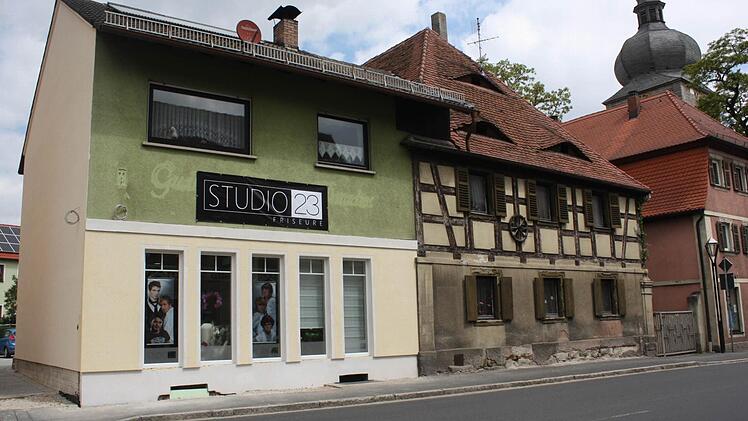 Alt und neu direkt nebeneinander. Der 1968/69 errichtete Anbau an das ehemalige Bauernhaus-Fachwerkgebäude, das heute unter Denkmalschutz steht, passt sich hervorragend in die Struktur des Altortes ein