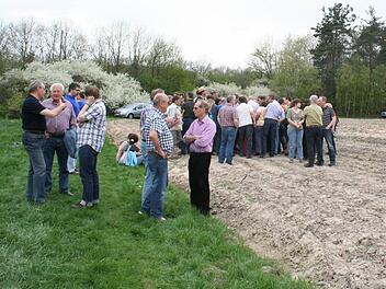 Als im April vergangenen Jahres die Pläne für einen Parkplatz an der A3 bei Neuhaus bekannt wurden, formierten sich die Bürger an dem geplanten Standort zum Widerstand.  Foto: Evi Seeger