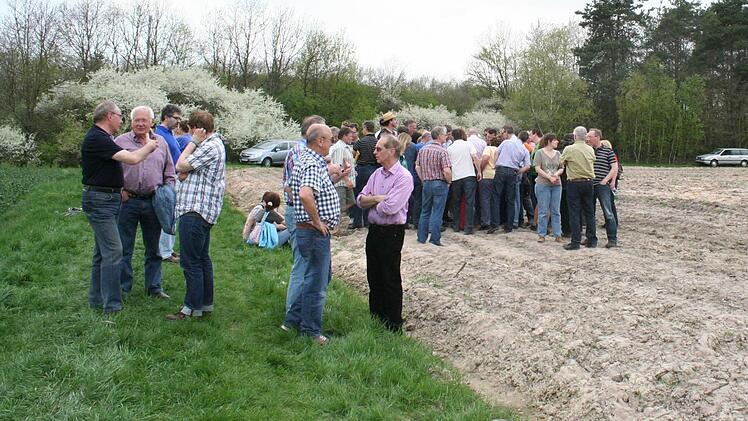 Als im April vergangenen Jahres die Pläne für einen Parkplatz an der A3 bei Neuhaus bekannt wurden, formierten sich die Bürger an dem geplanten Standort zum Widerstand.  Foto: Evi Seeger