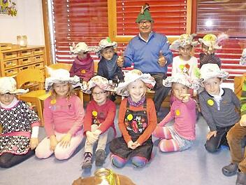 Ein Erlebnis war der Vorlesetag für die Kinder der katholischen Kindertagesstätte St. Barbara Haßfurt und der Grundschule. Aus dem "Räuber Hotzenplotz" las ihnen Haßfurts früherer Bürgermeister Rudi Eck vor, und in der Bastelstunde entstanden Räuberhüte.  Foto: Sabine Weinbeer