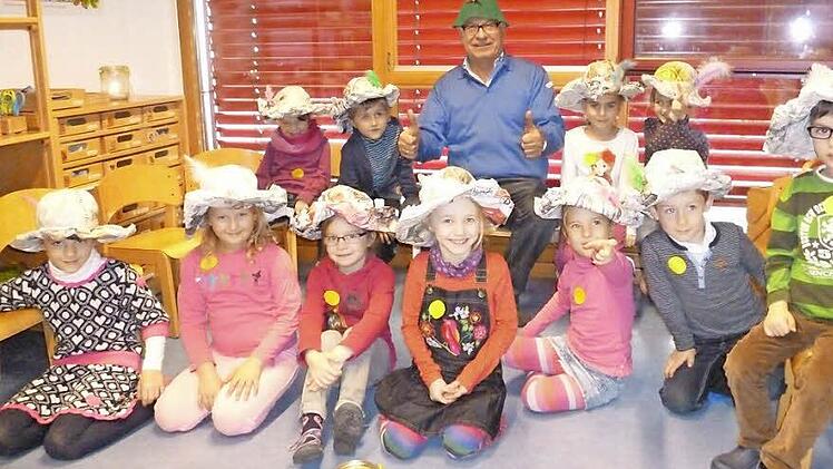 Ein Erlebnis war der Vorlesetag für die Kinder der katholischen Kindertagesstätte St. Barbara Haßfurt und der Grundschule. Aus dem "Räuber Hotzenplotz" las ihnen Haßfurts früherer Bürgermeister Rudi Eck vor, und in der Bastelstunde entstanden Räuberhüte.  Foto: Sabine Weinbeer