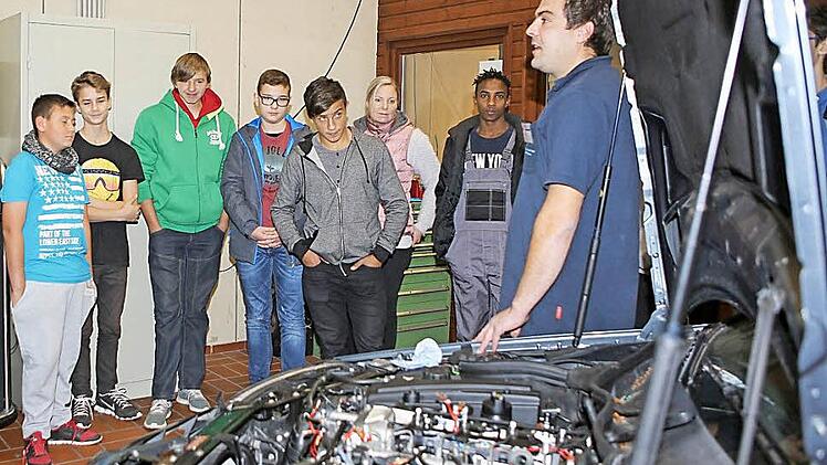 Traumberuf Kfz-Mechatroniker: Erfahrene Fachleute erklärten, worauf es in diesem Beruf ankommt.  Foto: RiegerPress