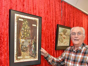 Horst Kreutz vor dem ältesten Adventskalender seiner Sammlung, einem Exemplar aus dem Jahr 1906.  Foto: Björn Hein