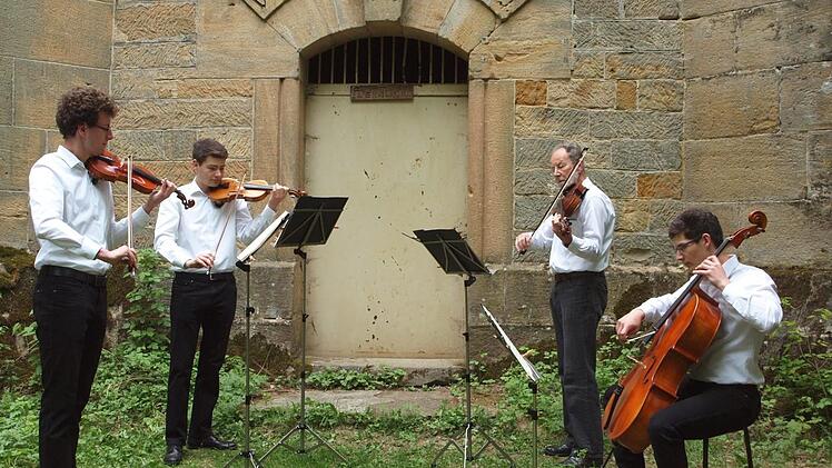 Das Förner-Streichquartett mit Alfred Förner und seinen drei Söhnen Andreas, Simon und Johannes erfreute die Teilnehmer an der kulturellen Wanderung des Kulturrings mit einem musikalischen Beitrag direkt unter dem Aussichtsturm.