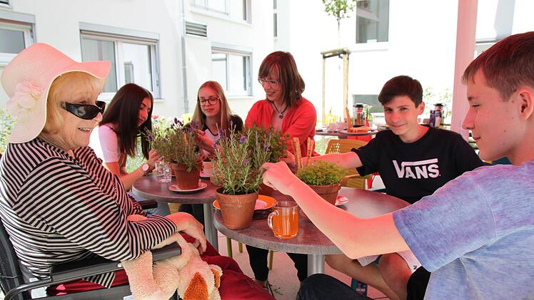 Impressionen vom Besuch der Realschüler im Kulmbacher Awo-Pflegeheim Am Rasen.Dagmar Besand