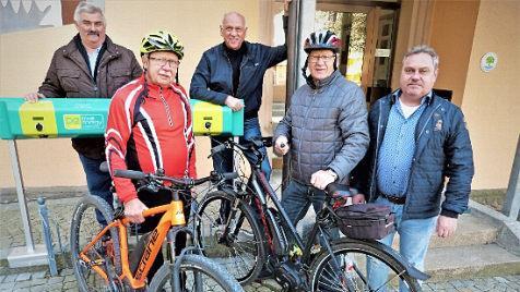Freuen sich &uuml;ber die neue E-Bike-Ladestation am Rathaus (von links): Zweiter B&uuml;rgermeister Karl Heinz Opel, Otmar Weisheit, B&uuml;rgermeister Hermann Anselstetter, Fritz Hereth und Raimund Schramm von der G&auml;ste-Information. Foto: Werner Rei&szlig;aus
