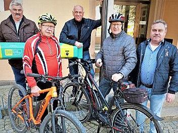 Freuen sich über die neue E-Bike-Ladestation am Rathaus (von links): Zweiter Bürgermeister Karl Heinz Opel, Otmar Weisheit, Bürgermeister Hermann Anselstetter, Fritz Hereth und Raimund Schramm von der Gäste-Information. Foto: Werner Reißaus