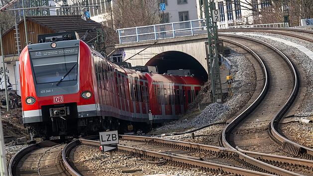Bei Kontrolle in M&uuml;nchner S-Bahn: Mann w&uuml;rgt Kontrolleur bis zur Bewusslosigkeit