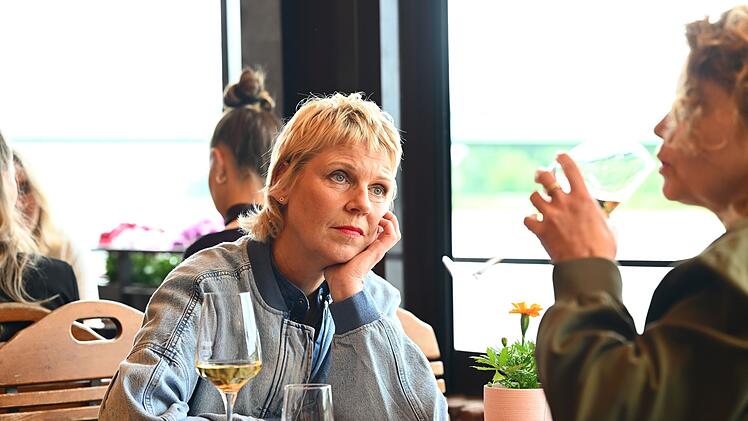 Auch eine Freundin und alte Weggefährtin Annette Friers, die sich in der Serie selbst spielt: Cordula Stratmann.