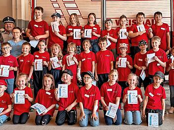 Die erfolgreichen Weismainer L&ouml;schkids mit Kreisbrandmeister Christian Kunstmann und stellvertretendem Kreisjugendfachbereichsleiter Roland Dauer.