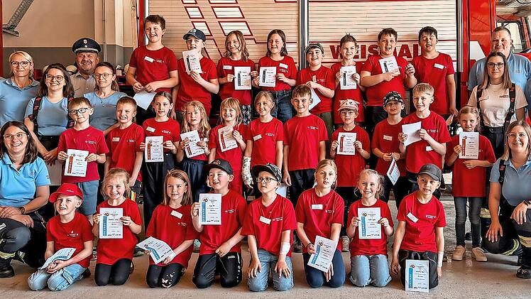 Die erfolgreichen Weismainer L&ouml;schkids mit Kreisbrandmeister Christian Kunstmann und stellvertretendem Kreisjugendfachbereichsleiter Roland Dauer.