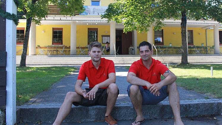 Tobias Heinlein (links) und Daniel Ivascenko erleben das Freischießen heuer erstmals als Pächter des Schützenhauses. Foto: Carina Kuhnlein