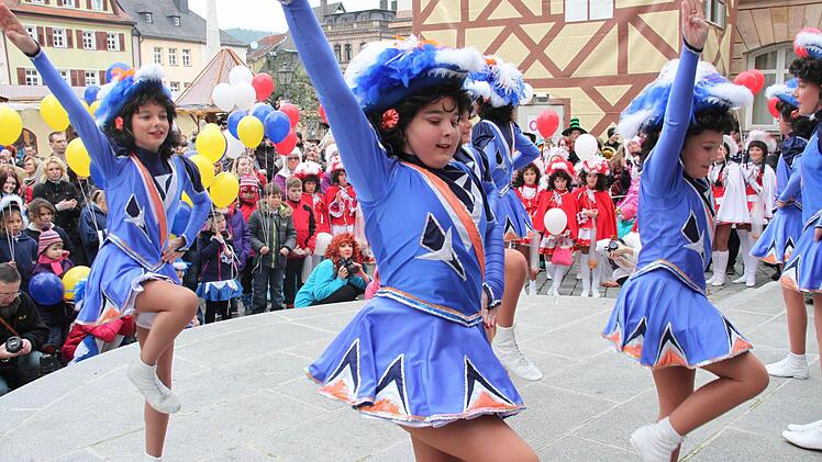 Die Super-Dancer-Nachwuchsgarde der 1. Kulmbacher Showtanzgarde begeisterte mit ihrem Tanz das Publikum vor dem Rathaus.