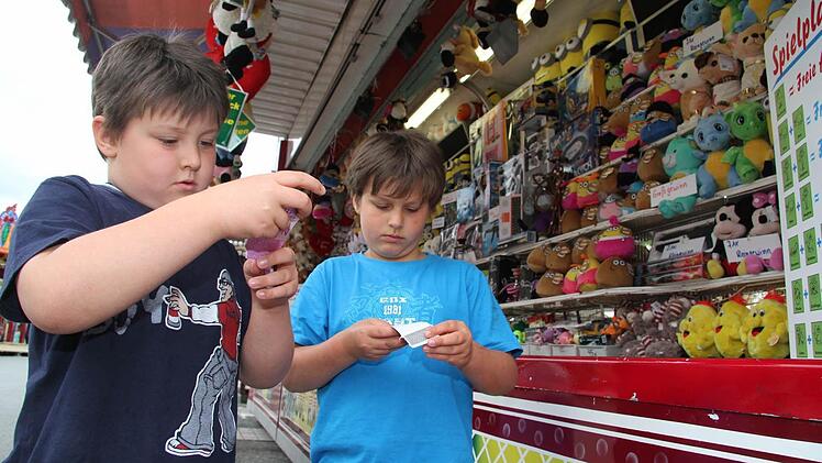 Tim (8) und Kai Haase (10) haben unterschiedliche Vorstellungen von einem Traumgewinn: Während Kai sich eher für das Gewehr interessiert, würde Tim einen Plüsch-Chihuahua nehmen Fotos: Sonja Adam