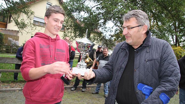 Wolfgang Hoderlein übergibt den neuen Wanderpokal.