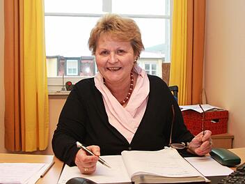 Pia Schmidt von der Kirchlichen Allgemeinen Sozialarbeit verwaltet die Mittel des Kinderfonds und zahlt die Unterstützung auf Antrag direkt an die Bedürftigen aus. Foto: Dagmar Besand